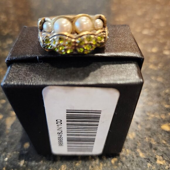 HEIDI DAUS PEAPOD RING WITH PEARL AND SWAROVSKI CRYSTAL PERIDOT - NEW - Picture 1 of 4